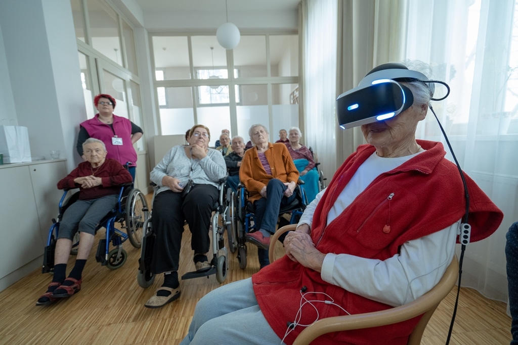 Setkání klientů s virtuální realitou v SeniorCentru Chrudim
